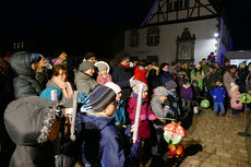 Sankt Martin Laternenumzug durch die Stadt (Foto: Karl-Franz Thiede)